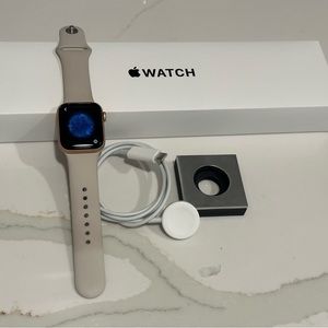 Apple iwatch SE gold aluminum case starlight sport band. Good condition